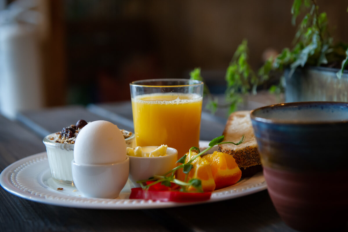 frukost på bageriet med ägg apelsinjuice och frallor