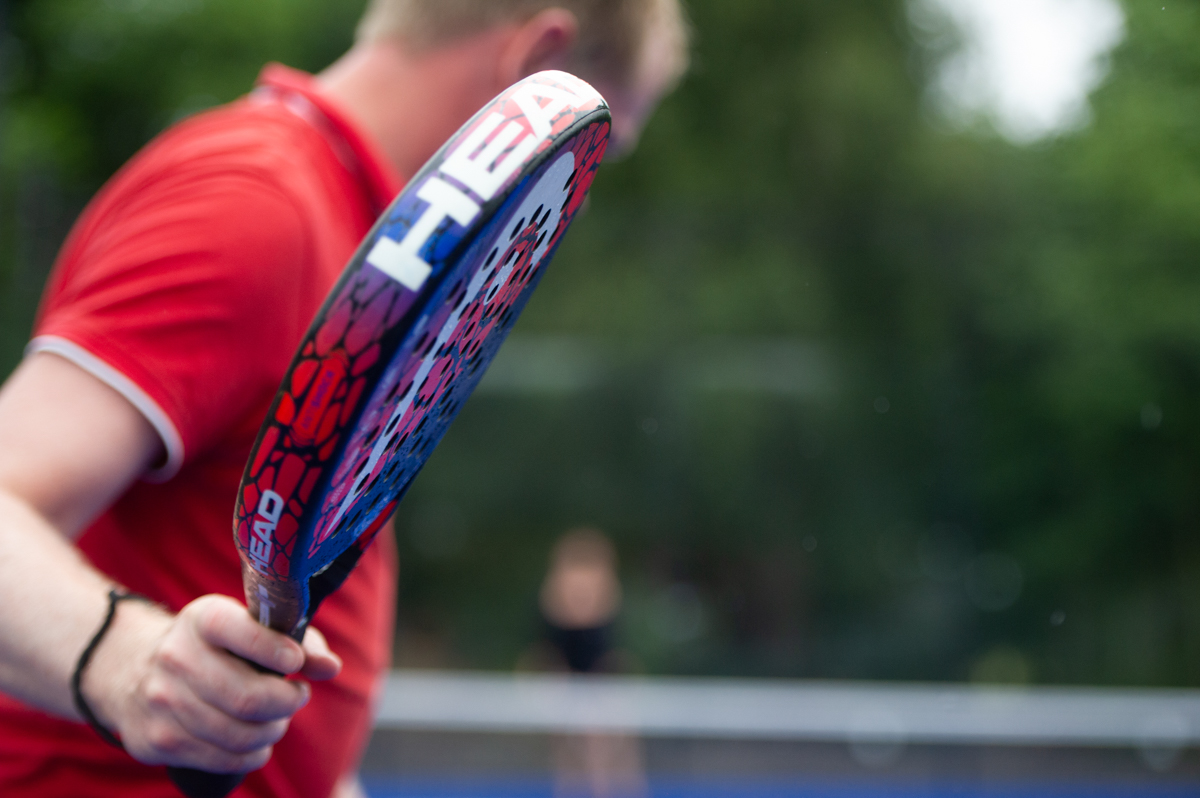 padelspelare i röd tröja ska precis slå till bollen