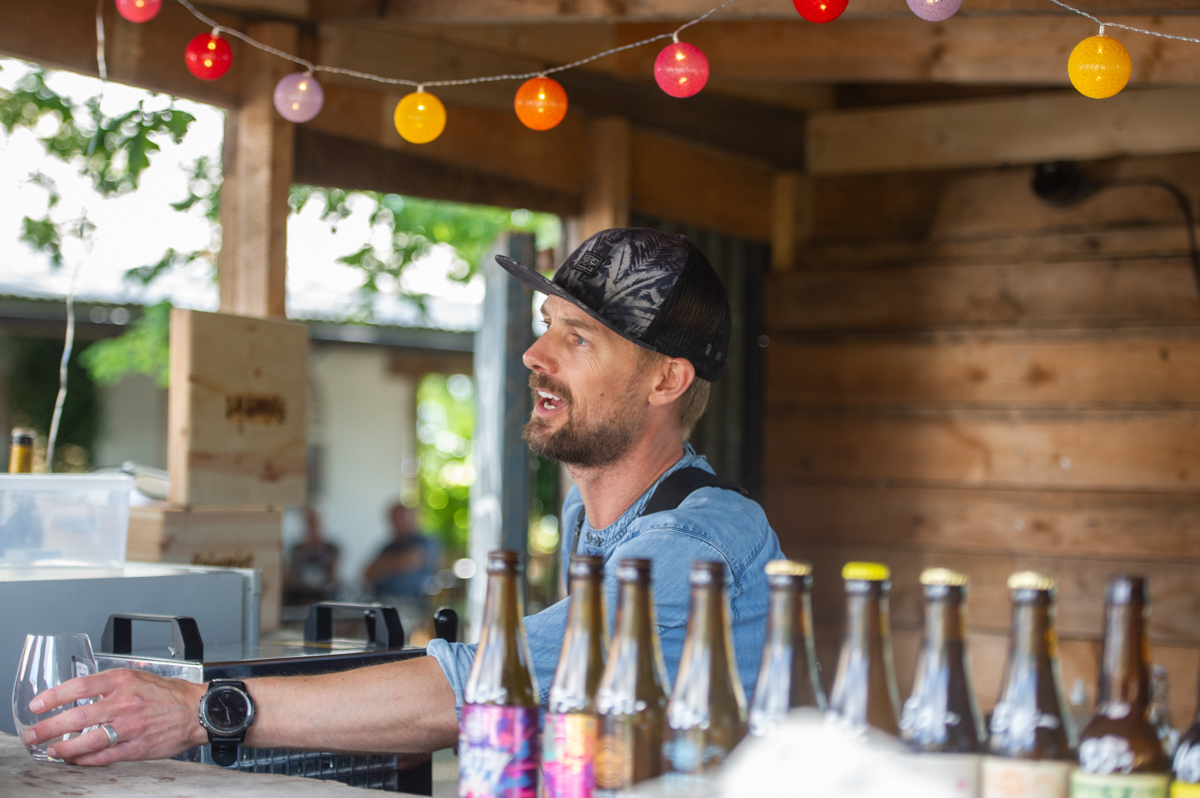 man står i dryckesbar 